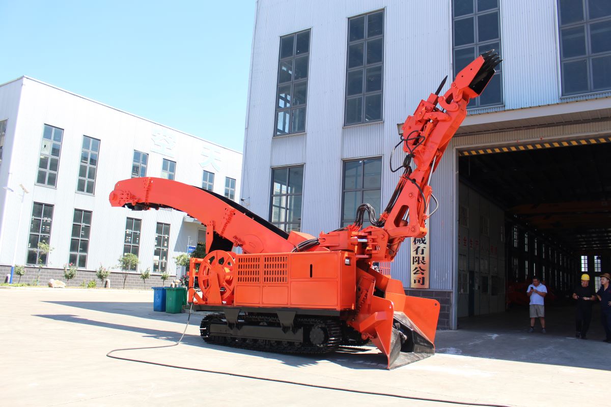 永力通兩種行走方式，履帶扒渣機輪胎扒渣機都有